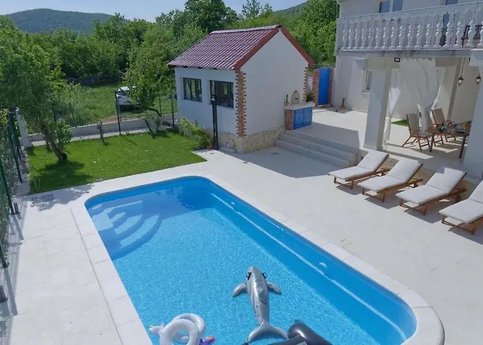 Unique Retreat - Harmony With Private Pool アパート
